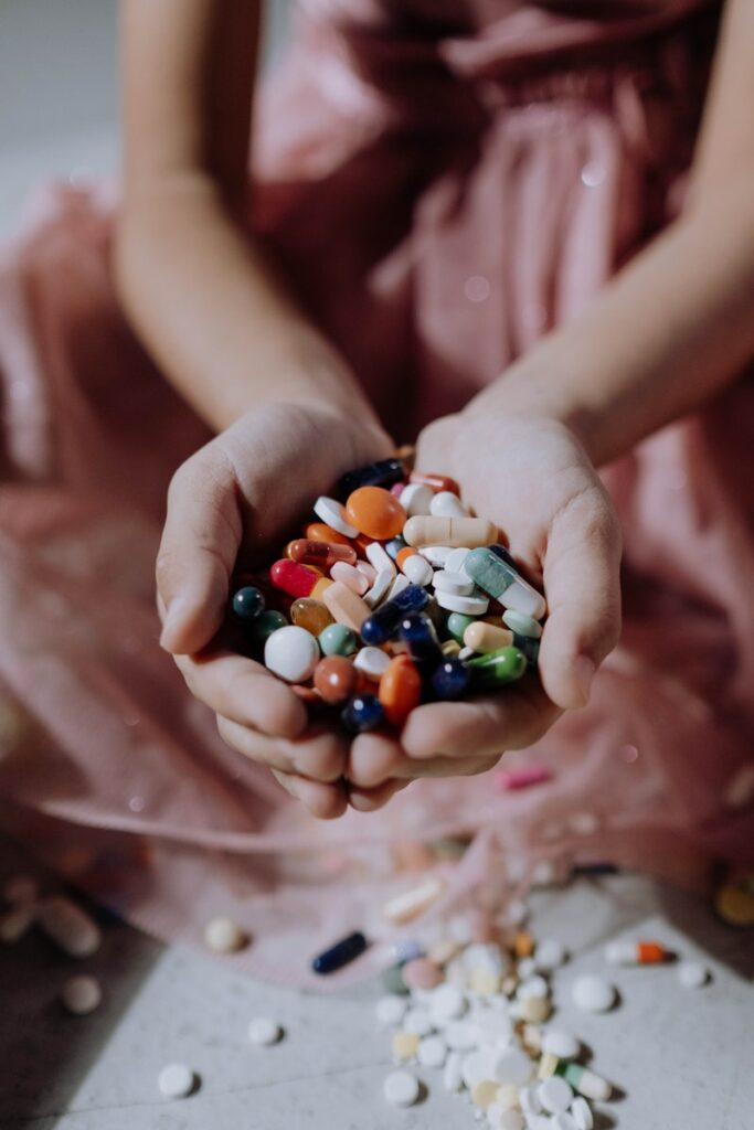Photo par cottonbro A Handful of Assorted Medicines on a Child's Hands